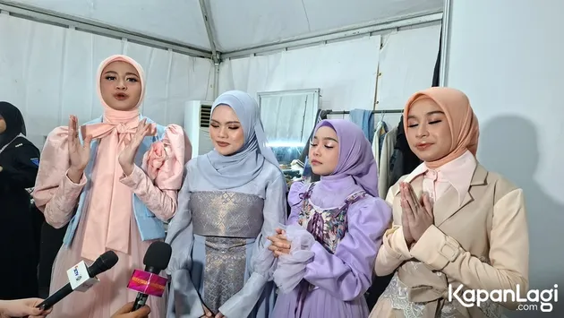 Tasya dan Andi Syaqirah Diwawancara Awak Media