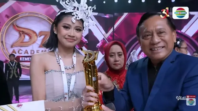 Tasya D'Academy terima hadiah