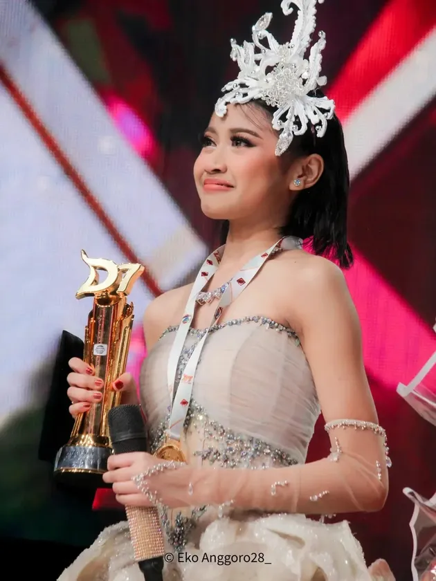 Tasya D'Academy bawa piala
