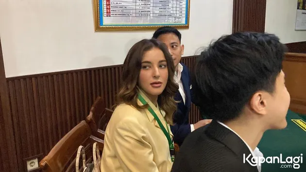 Tasya Farasya pakai baju kuning di pengadilan