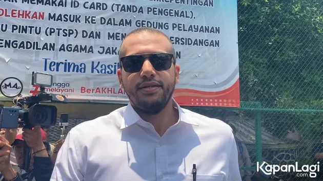 Ahmad Assegaf pakai kacamata