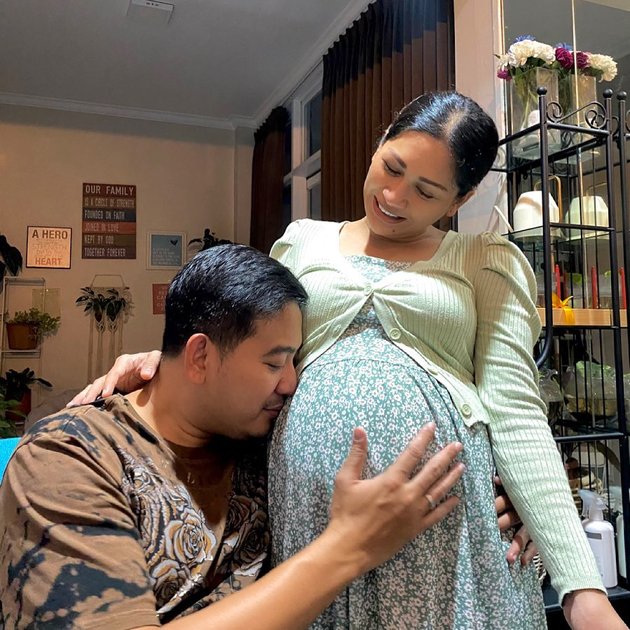 Tata Janeeta is about to give birth, 9 Photos of Brotoseno as a Ready-to-Go Husband - More Romantic and Always Spoiling His Wife