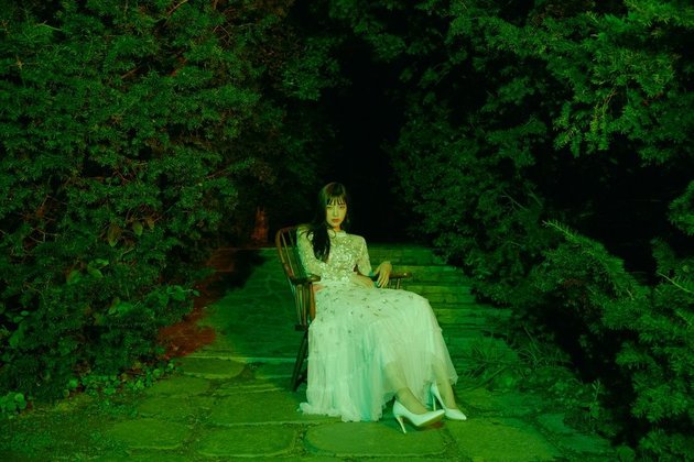 Spooky Red Velvet Teaser, Often Compared to the Mother in 'PENGABDI SETAN' - Is There a Ghostly Appearance in Joy's Photo?