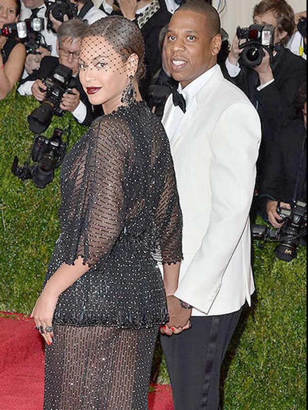 Siapa sangka jika usia Jay Z dan Beyonce terpaut jauh? Sekilas mereka nampak masih sama-sama muda. Jay Z berumur 45 tahun, dan Beyonce 33 tahun.
