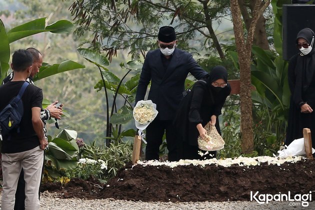 Steadfast During the Flower Scattering Process, 8 Moments Zara and Arka, Eril's Younger Siblings, Accompany Their Older Brother to His Final Resting Place