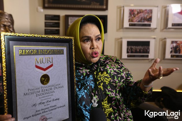 Disebutkan bahwa Guntur Soekarno Putra bertindak sebagai Produser, yang sejalan dengan program kepedulian sosial beliau untuk pemusik-artis yang sedang kesulitan. 
