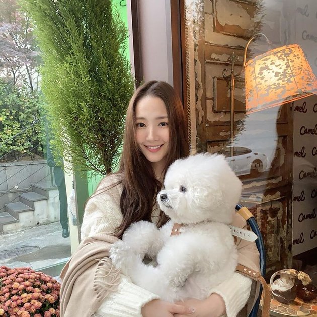Dalam akun Instagram Park Min Young, ia cukup sering memposting foto kebersamaannya dengan Leon.
