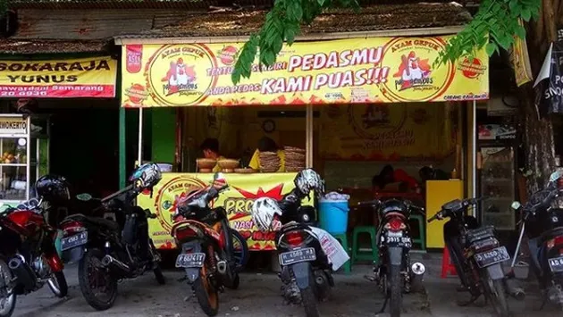 ayam gepuk, ayam gepuk pak gembus, foto unik, foto aneh