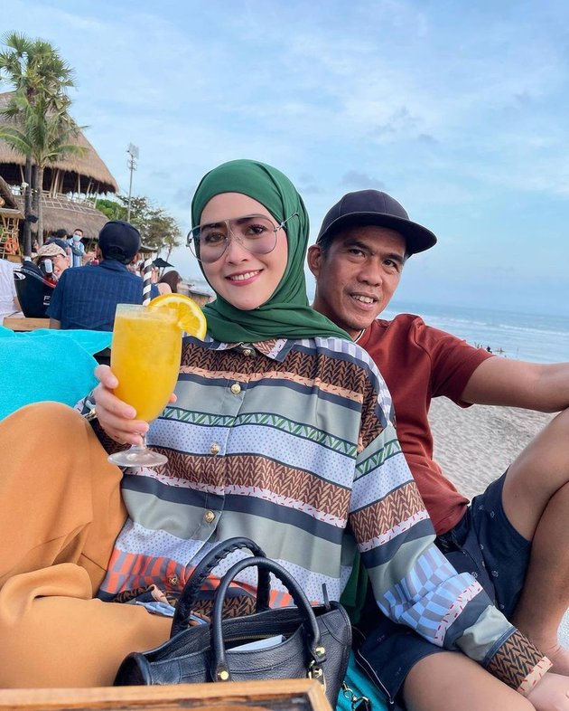 Mid-Pregnancy, Peek at 7 Intimate Photos of Meggy Wulandari, Former Wife of Kiwil, with Her Husband - Romantic Cheek Kiss on the Beach