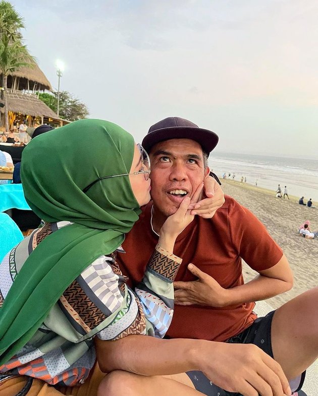 Mid-Pregnancy, Peek at 7 Intimate Photos of Meggy Wulandari, Former Wife of Kiwil, with Her Husband - Romantic Cheek Kiss on the Beach