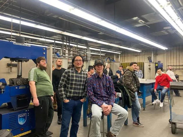 Tengku Firmansyah Pakai Kemeja Kotak-kotak