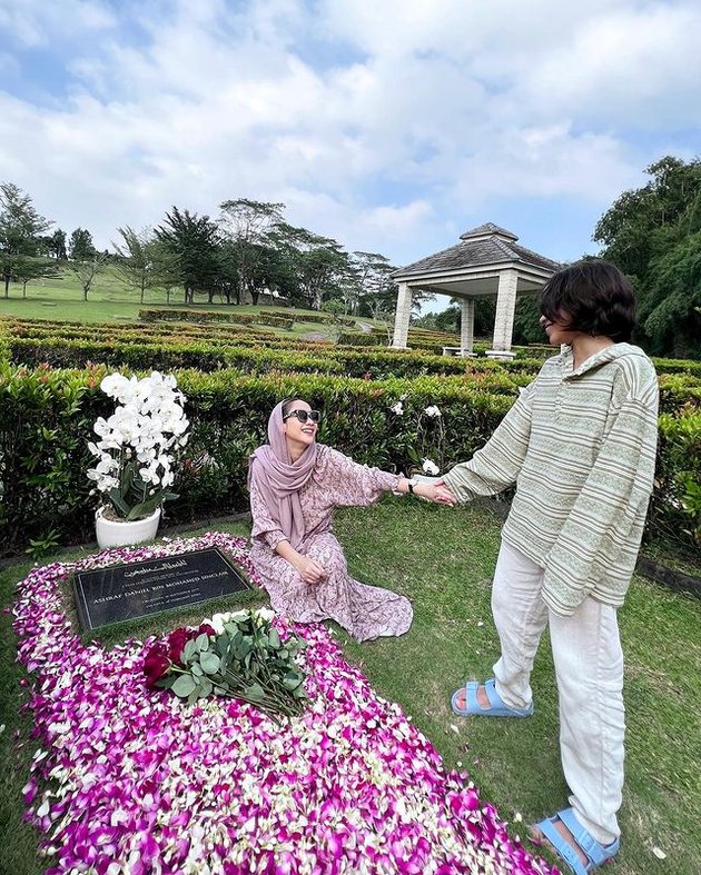 Exactly 3 Years After the Departure of the Late Ashraf Sinclair, Bunga Citra Lestari Invites Noah to Visit his Grave
