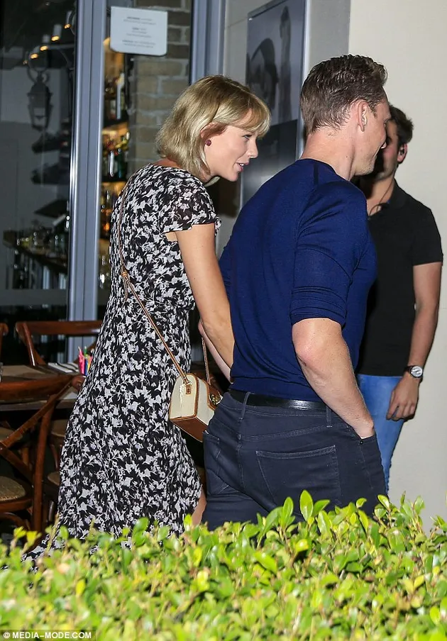 Tepis Rumor Tunangan, Tom Hiddleston - Taylor Swift Asyik ...