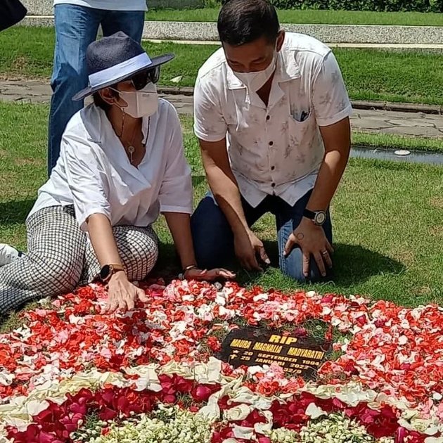 Nurul Arifin Sitting Weakly at Her Daughter's Grave, 8 Photos of Nurul Arifin Visiting Maura Magnalia's Grave - Trying to Smile Bravely