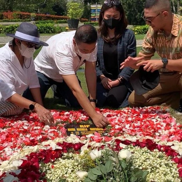 Nurul Arifin Sitting Weakly at Her Daughter's Grave, 8 Photos of Nurul Arifin Visiting Maura Magnalia's Grave - Trying to Smile Bravely