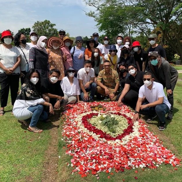 Nurul Arifin Sitting Weakly at Her Daughter's Grave, 8 Photos of Nurul Arifin Visiting Maura Magnalia's Grave - Trying to Smile Bravely