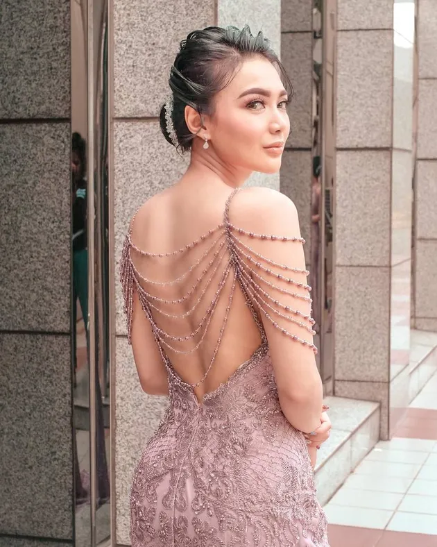 Wika Salim Punggung Mulus