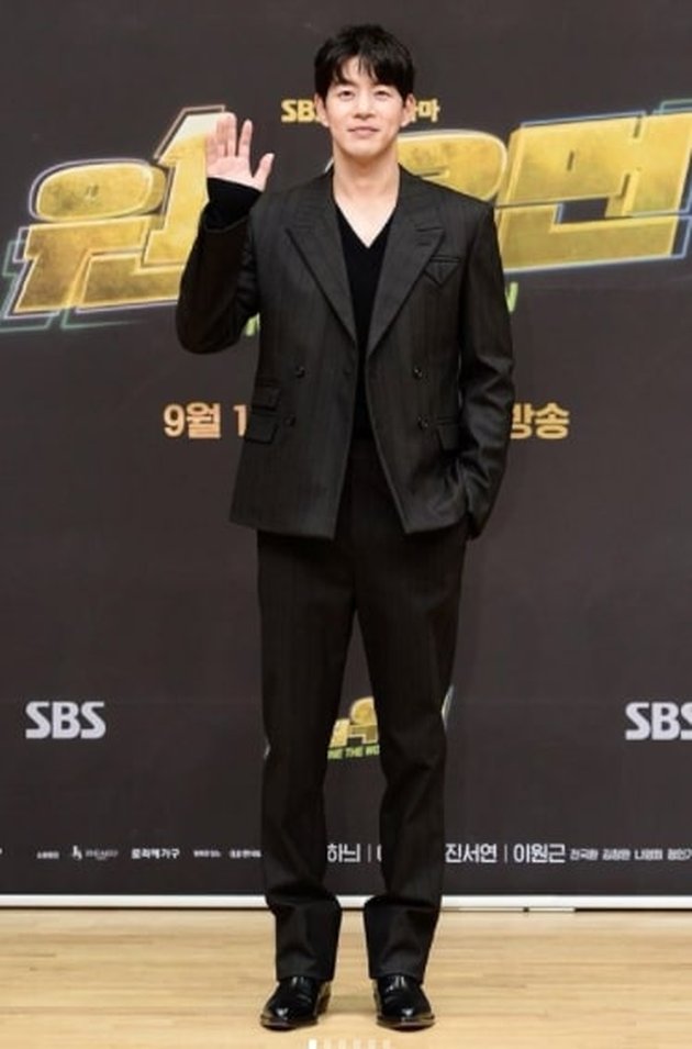Looking Casual to Handsome! Portraits of Handsome Actor Lee Sang Yoon's All-Black OOTD