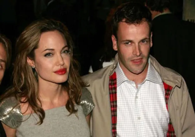 Angelina Jolie dan Jonny Lee Miller