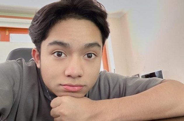 Betrand Peto pernah mendapatkan ancaman pembunuhan dari seorang yang ia tidak kenal. Si pengancam mengatakan pada salah satu komentar di media sosial jika dirinya akan membelah perut Bertrand Peto.