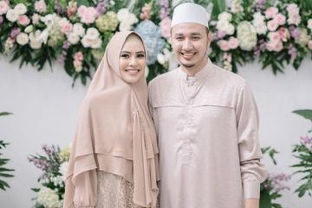Kartika Putri malu-malu saat menyampaikan jika dirinya dan Habib Usman telah melakukan proses taaruf. Keduanya pun menikah pada 26 Agustus 2018.