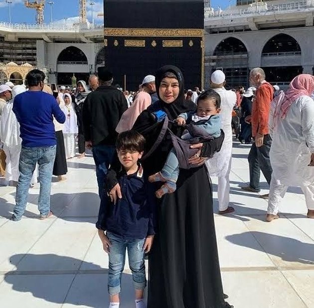 Including Larissa Chou, These 8 Indonesian Celebrities Invite Their Toddler Children for Umrah