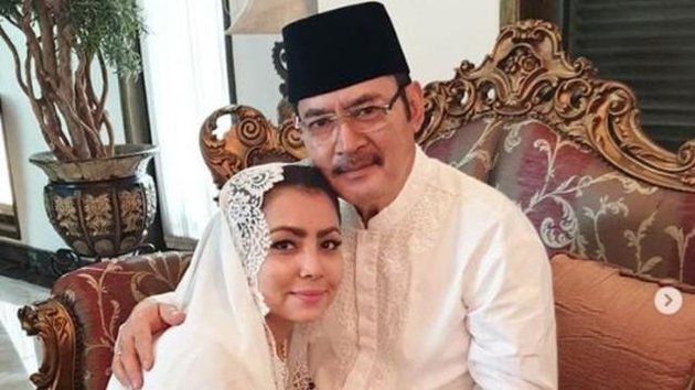 Bambang Trihatmodjo menikah dengan Halimah Agustina Kamil sejak tahun 1981 dan bercerai pada 2010. Namun, Bambang telah menikah siri dengan Mayangsari sejak tahun 2000. Setelah peceraian tersebut, Bambang dan Mayangsari menikah secara negara.