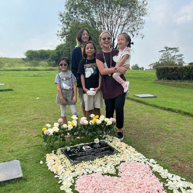 Smiling Freely, 8 Moments Joanna Alexandra Visits Raditya Oloan's Grave - Staying Strong After Her Husband's Departure