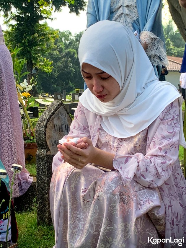 Downcast, 10 Photos of Tamara Tyasmara at the Grave of Her Late Son - Still Preparing Eid Clothes Hoping for Dante's Arrival