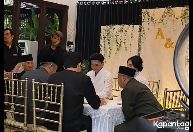 Anji pakai baju putih di akad nikah