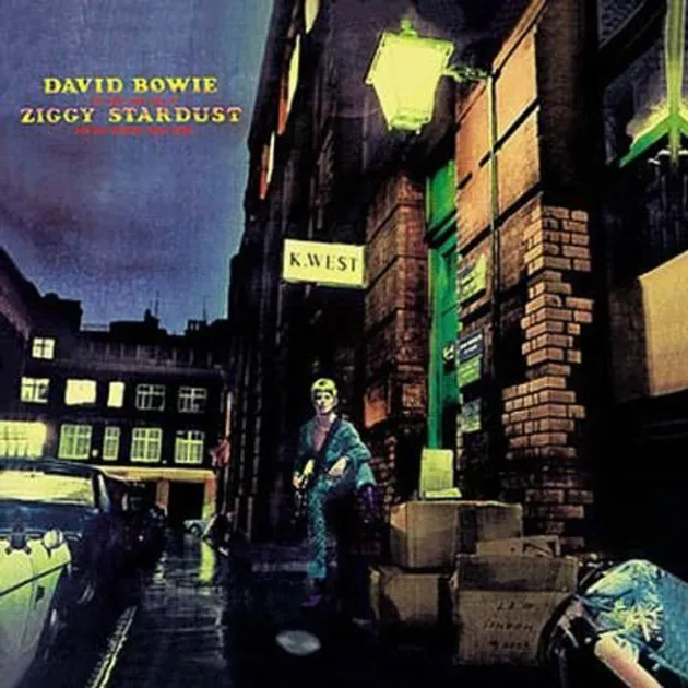 Pada tahun 1972, David Bowie merilis album bertajuk THE RISE AND FALL OF ZIGGY SATRDUST AND THE SPIDERS FROM MARS. Album ini adalah sebuah kritikan terhadap gaya hidup sex, love, & rock n roll. Brilian!