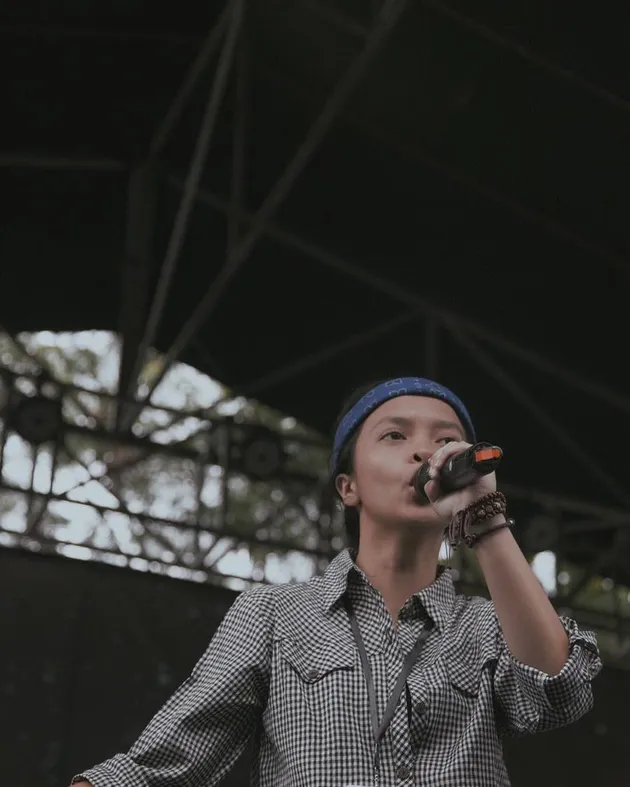 Wanita yang dicium Iqbaal Ramadhan di WTF 2018