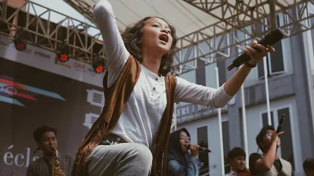 Wanita yang dicium Iqbaal Ramadhan di WTF 2018