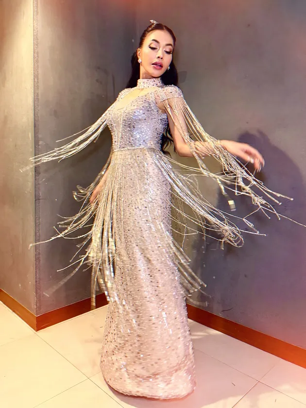 Denada pakai gaun panjang