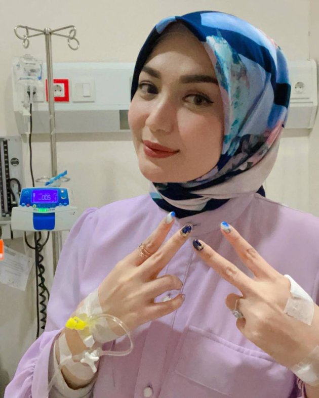 Dalam sebuah unggahan di media sosialnya, Imel meminta netizen untuk tak menghujatnya saat mengunggah postingan terkait proses kemoterapinya. 