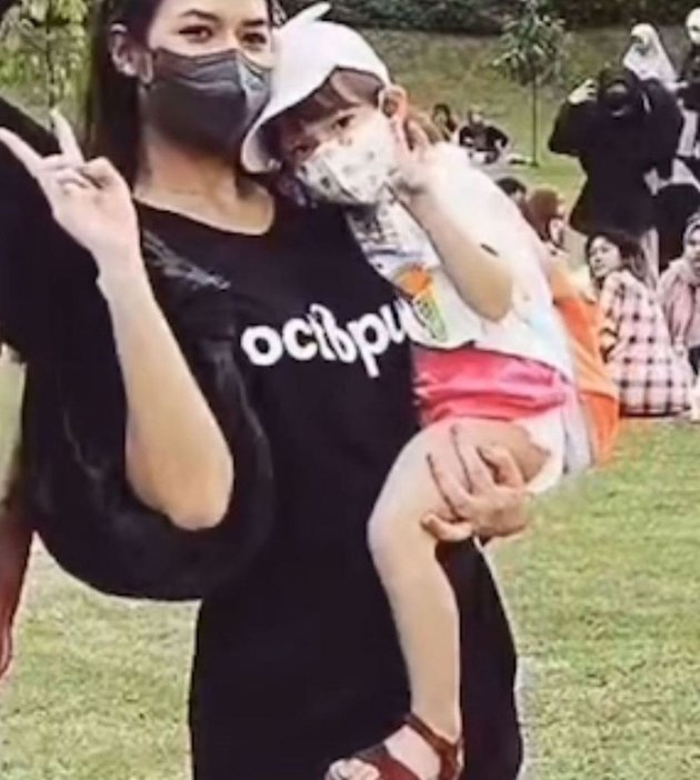Stay Beautiful Even with a Covered Face, Check out 8 Adorable Photos of Zalina, the Daughter of Raisa & Hamish Daud, Even While Wearing a Mask