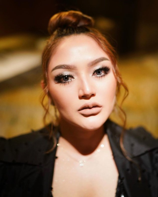 Stay Beautiful and Charming, Portraits of Siti Badriah's Postpartum Appearance Earn Praise from Netizens - Getting Slim Again