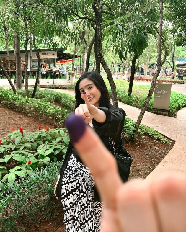 Stay Beautiful and Stylish, Check Out 8 Moments Febby Rastanty Participates in Voting and Shows Off Purple Ink on Her Pinky Finger