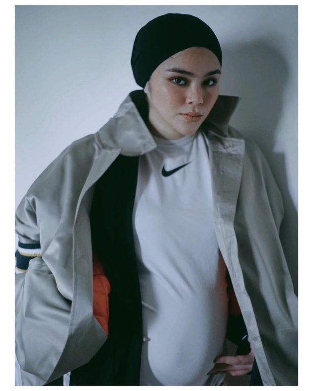 Inilah postingan Instagram Sivia Azizah saat mengumumkan kehamilannya di Instagram pada bulan Januari kemarin. Memamerkan baby bump yang sudah besar, bumil satu ini tetap terlihat cantik dan swag banget.