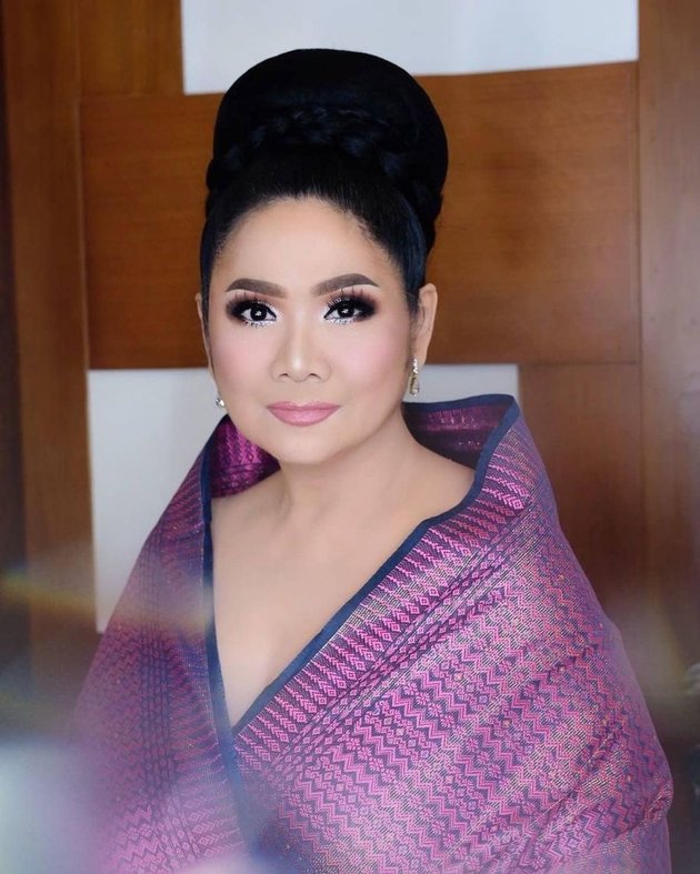 Still Beautiful, Complete, and Stylish, Here's a Series of Photos of Vina Panduwinata Who Refuses to Age at 62