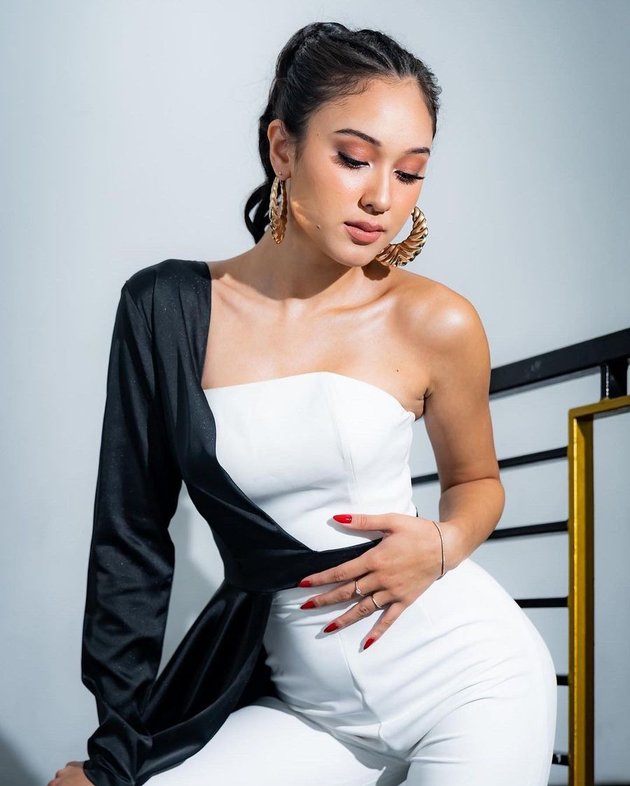 Stay Beautiful Without Long Dresses, Here are 8 Photos of Yasmin Napper, Star of 'LOVE STORY THE SERIES', Attending SCTV's Birthday - Her Costume is Really Unique!