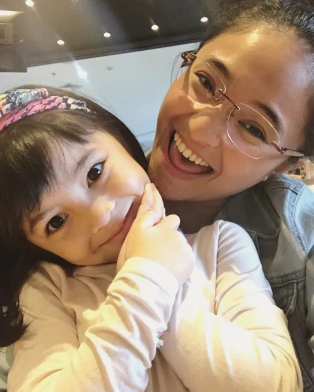 Salah satu hal yang wajib dilakukan oleh Marshanda saat bertemu dengan putrinya adalah selfie bareng. Untungnya Sienna adar kamera banget ya?