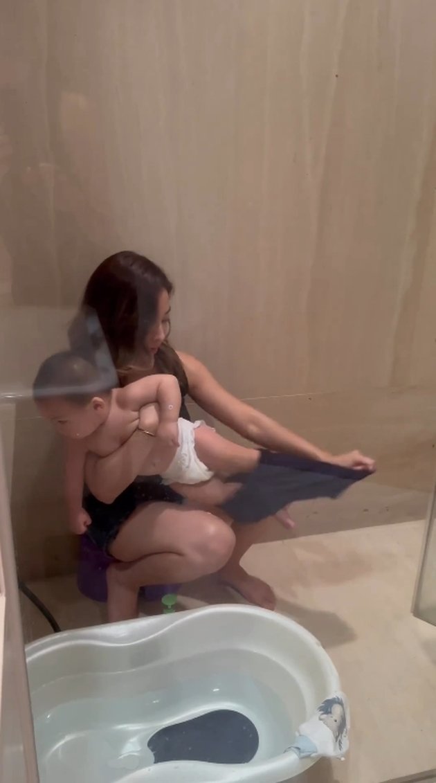 Stay Enchanting, Peek at Nikita Willy's Portraits While Bathing Baby Issa that Caught Netizens' Attention: Ever Been Stressed?