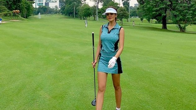 Staying Stylish and Sexy, Here are 7 Appearances of Farah Quinn When Playing Golf