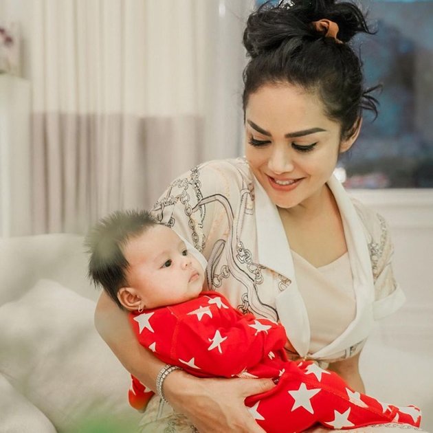 Still Looking Beautiful, 8 Photos of Krisdayanti While Caring for Her Beloved Grandchild Who is Willing to Remove Her Make Up - Becomes the Spotlight