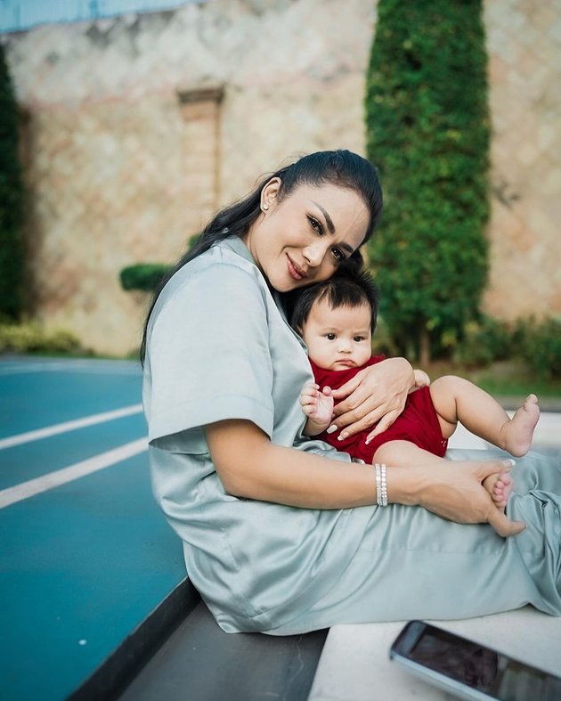 Still Looking Beautiful, 8 Photos of Krisdayanti While Caring for Her Beloved Grandchild Who is Willing to Remove Her Make Up - Becomes the Spotlight