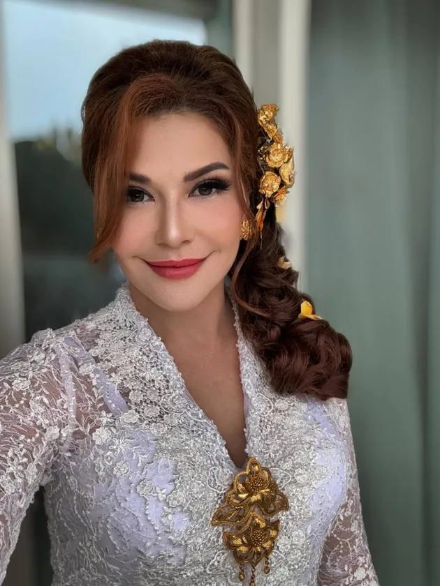 Tamara Bleszynski tampil cantik