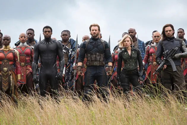 Foto pertama yang dirilis menunjukkan potret close up superhero Marvel terbesar dalam satu frame. Bisa dilihat betapa gagahnya Captain America dengan cambang barunya yang dijamin bikin kamu gagal fokus. Ia memimpin para superhero dengan skill yang berbeda-beda di barisan terdepan. Di kerumunan itu, kamu juga bisa melihat sosok Black Widow, Bucky dan Black Panther serta beberapa pejuang dari Wakanda.