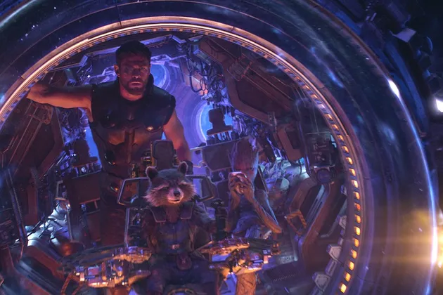 Di THE AVENGERS: INFINITY WAR, Thor akan bergabung bersama Rocket dan Baby Groot. Dua superhero lucu ini bisa kamu lihat aksinya di GUARDIANS OF THE GALAXY. Jadi penasaran, gimana para superhero di MCU nantinya akrab dengan sekelompok orang-orang aneh yang bertugas menjaga keseimbangan galaksi!