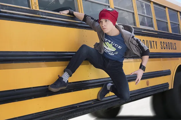 Setelah melalui sesi latihan percobaan dengan para tim Avengers di CIVIL WAR, akhirnya Peter Parker kembali lagi! Dia tampak menggelantung di sebuah bis yang tengah berjalan. Tampak, topeng Spiderman tidak menutupi wajahnya. Akankah Peter berencana membuka identitasnya nanti?